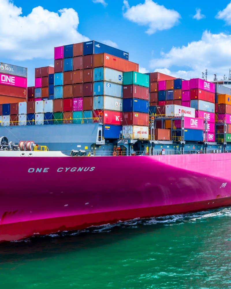 Navio de contêineres rosa, marketing e negócios para o comércio exterior